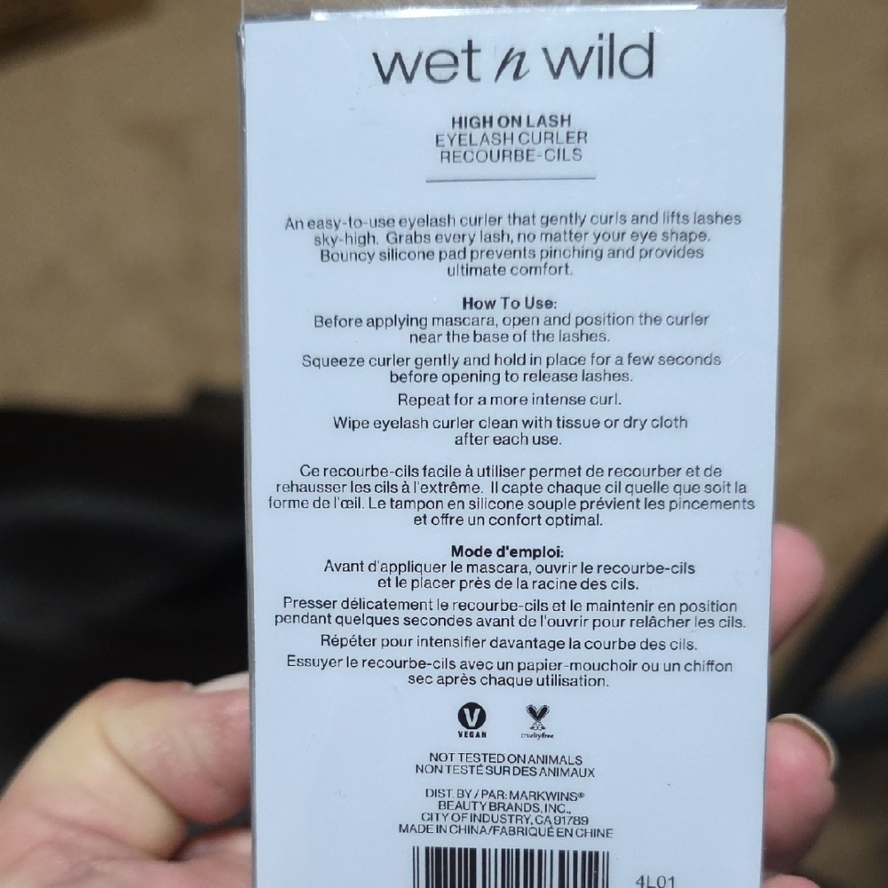 Wet n Wild Metallic Eyelash Curler - Picture 2 of 3